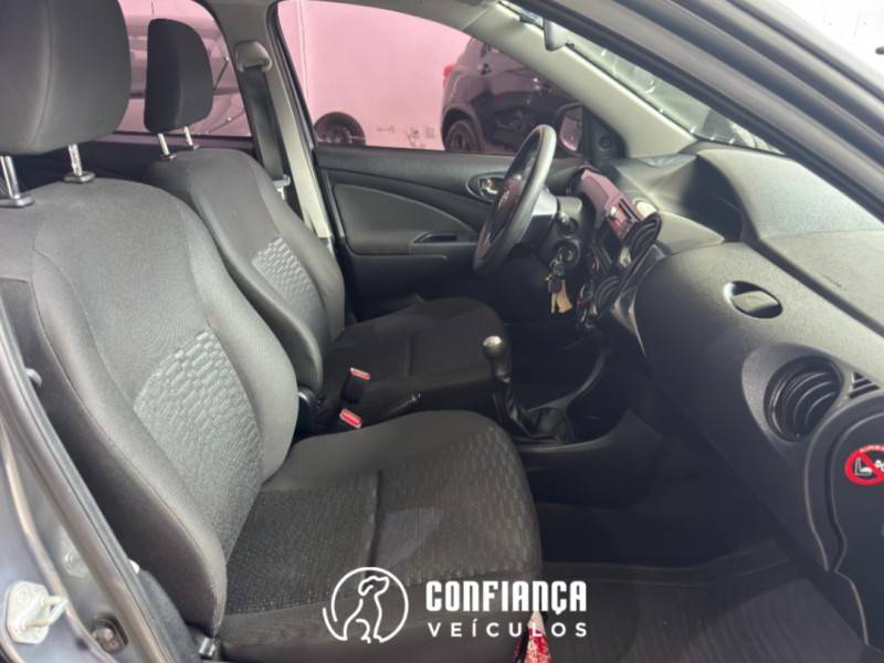 TOYOTA - ETIOS - 2015/2015 - Cinza - R$ 45.900,00