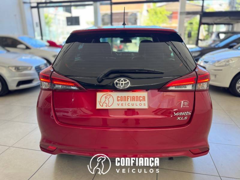 TOYOTA - YARIS - 2022/2023 - Vermelha - R$ 102.900,00