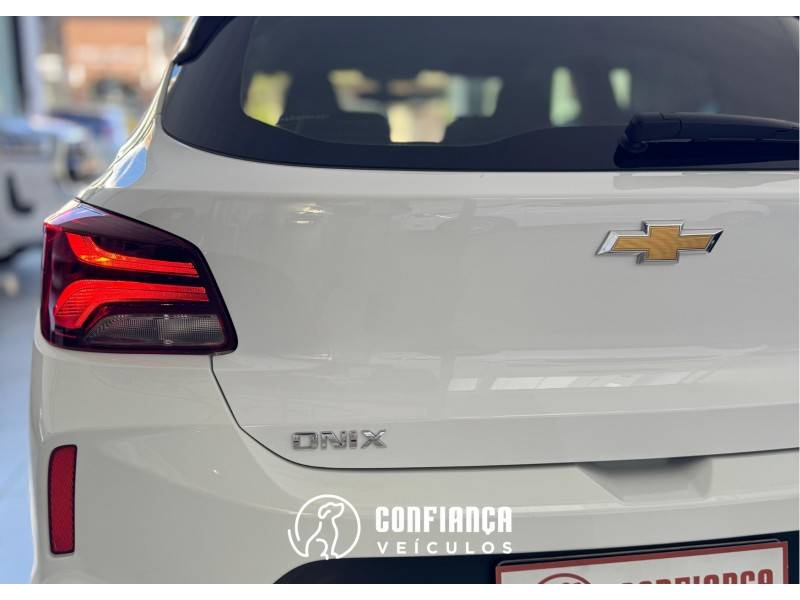 CHEVROLET - ONIX - 2020/2020 - Branca - R$ 65.900,00