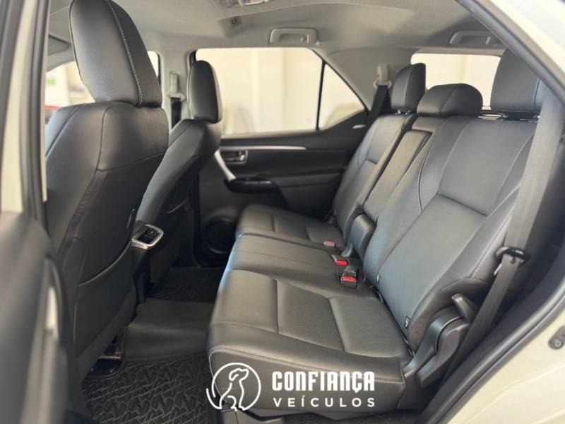 TOYOTA - HILUX SW4 - 2024/2024 - Branca - R$ 342.900,00