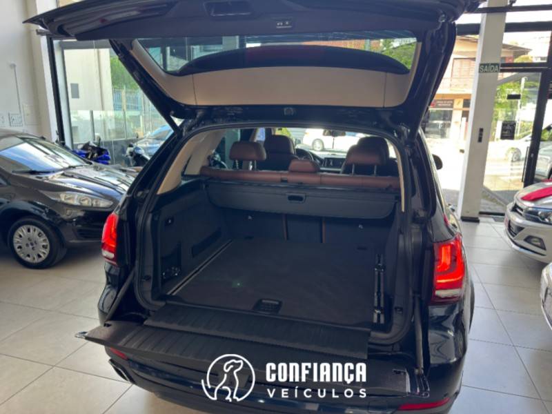 BMW - X5 - 2017/2018 - Azul - R$ 195.900,00
