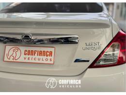 NISSAN - VERSA - 2016/2017 - Branca - R$ 61.900,00
