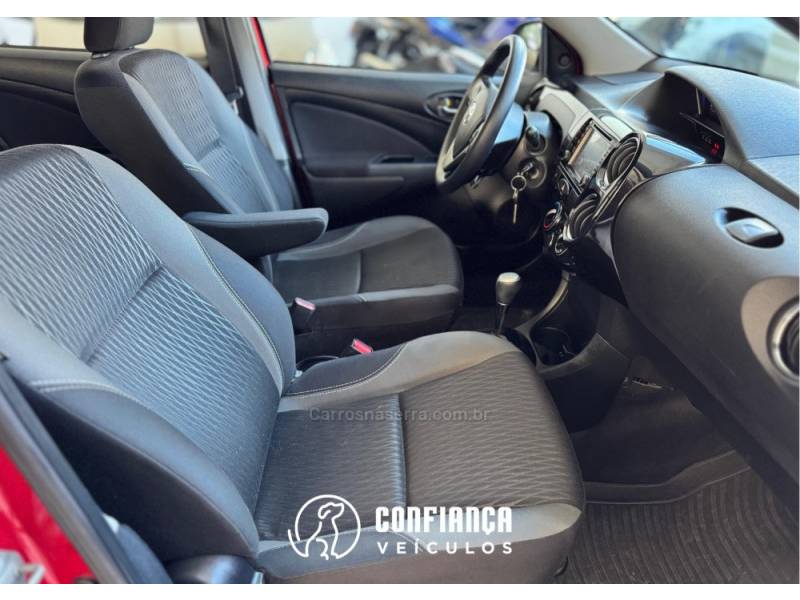 TOYOTA - ETIOS - 2017/2018 - Vermelha - R$ 61.900,00