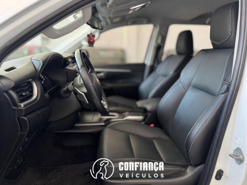 TOYOTA - HILUX SW4 - 2024/2024 - Branca - R$ 342.900,00