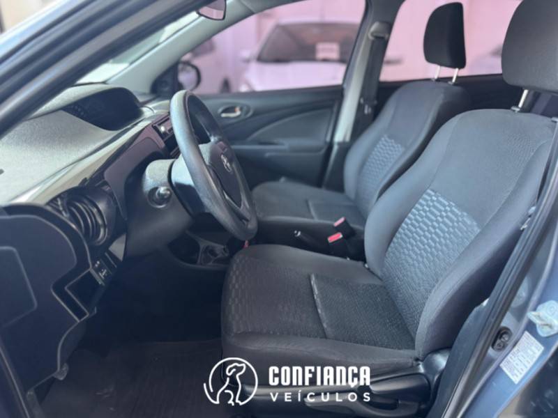 TOYOTA - ETIOS - 2015/2015 - Cinza - R$ 45.900,00