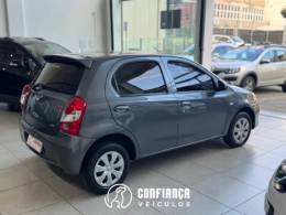 TOYOTA - ETIOS - 2015/2015 - Cinza - R$ 45.900,00