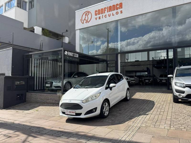 FORD - FIESTA - 2014/2015 - Branca - R$ 45.900,00