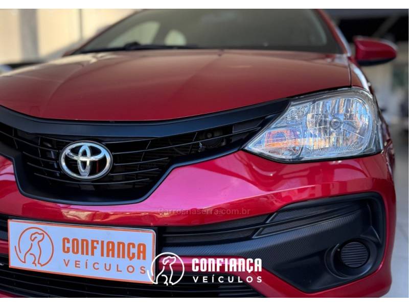 TOYOTA - ETIOS - 2017/2018 - Vermelha - R$ 61.900,00