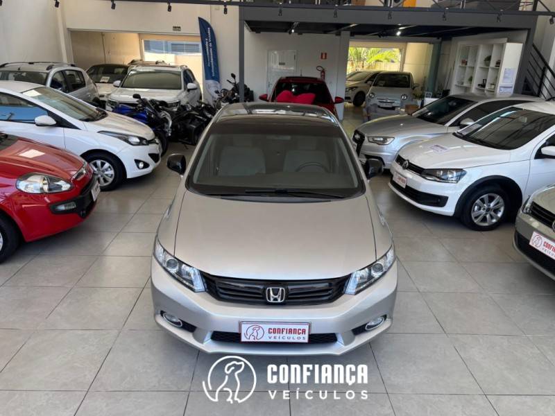 HONDA - CIVIC - 2013/2014 - Prata - R$ 68.900,00