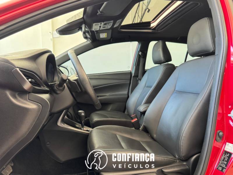 TOYOTA - YARIS - 2022/2023 - Vermelha - R$ 102.900,00