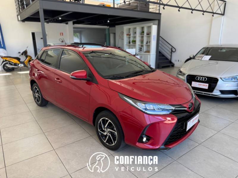TOYOTA - YARIS - 2022/2023 - Vermelha - R$ 102.900,00