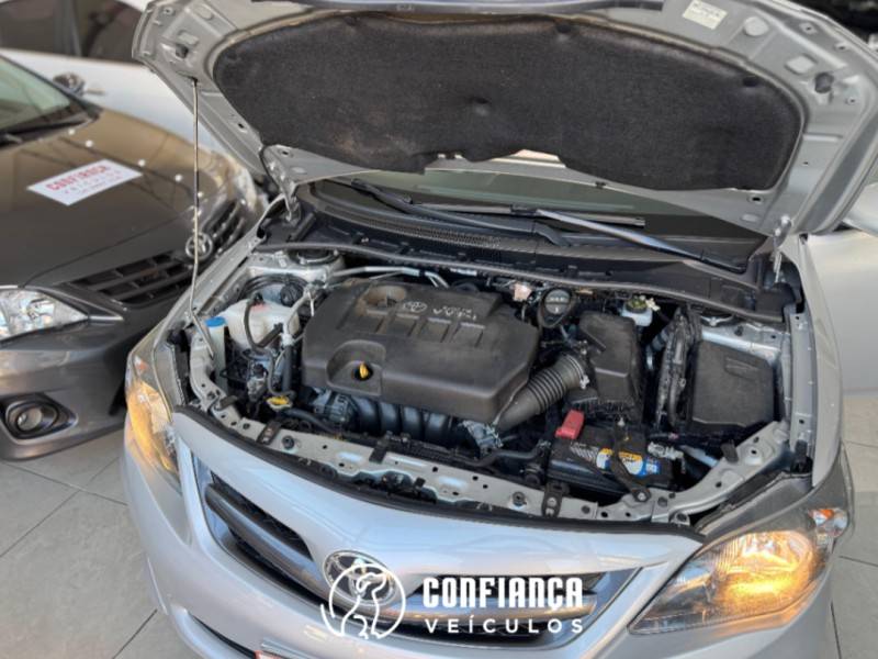 TOYOTA - COROLLA - 2013/2014 - Prata - R$ 74.900,00