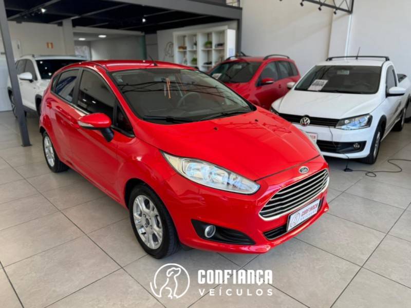 FORD - FIESTA - 2014/2015 - Vermelha - R$ 46.900,00