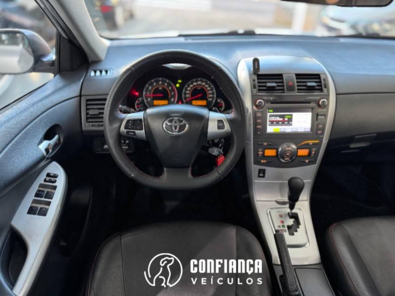 TOYOTA - COROLLA - 2013/2014 - Prata - R$ 74.900,00