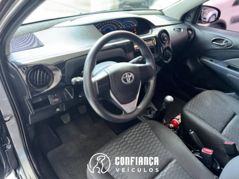 TOYOTA - ETIOS - 2015/2015 - Cinza - R$ 45.900,00