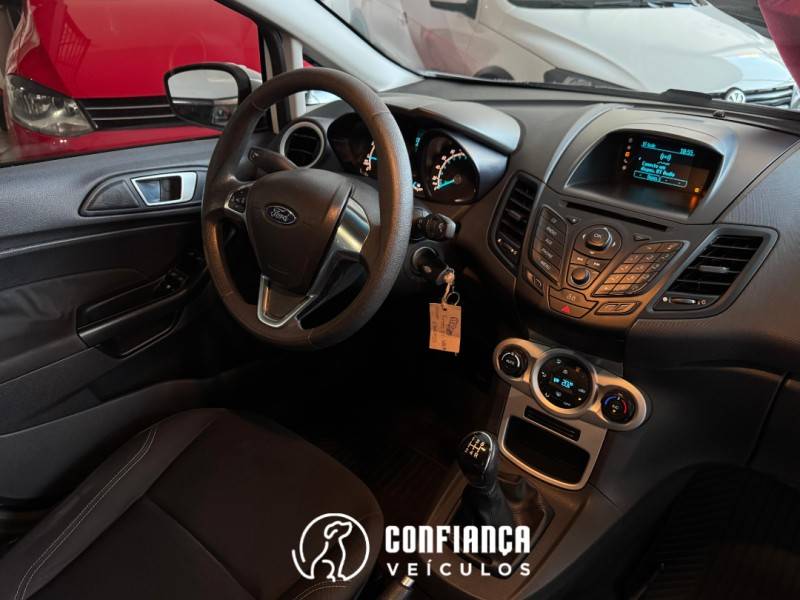 FORD - FIESTA - 2014/2015 - Branca - R$ 45.900,00