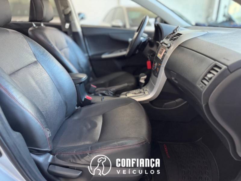 TOYOTA - COROLLA - 2013/2014 - Prata - R$ 74.900,00