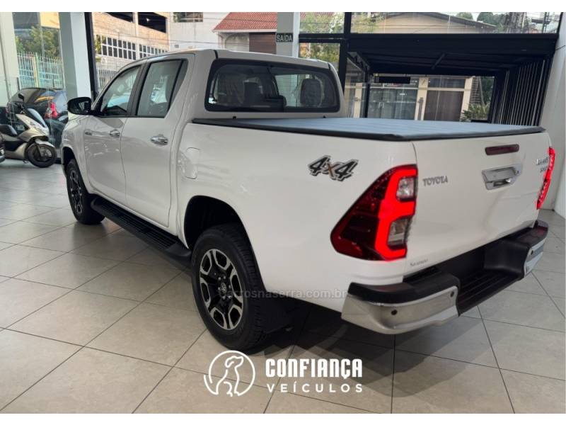 TOYOTA - HILUX - 2024/2024 - Branca - R$ 285.900,00