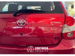 TOYOTA - ETIOS - 2017/2018 - Vermelha - R$ 61.900,00