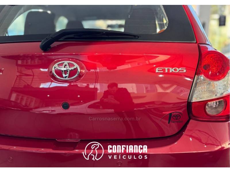 TOYOTA - ETIOS - 2017/2018 - Vermelha - R$ 61.900,00