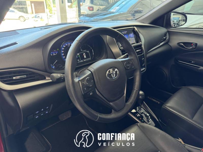 TOYOTA - YARIS - 2022/2023 - Vermelha - R$ 102.900,00