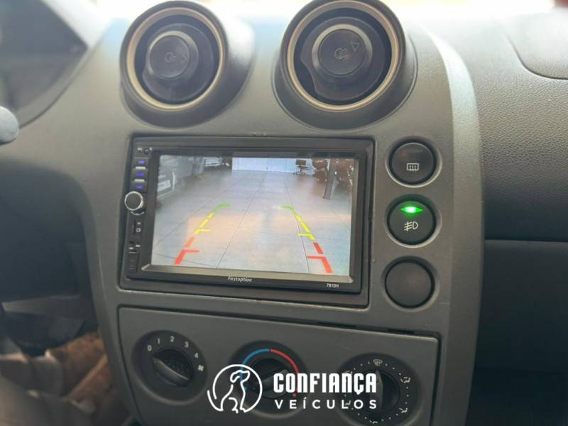 FORD - FIESTA - 2002/2003 - Prata - R$ 19.900,00