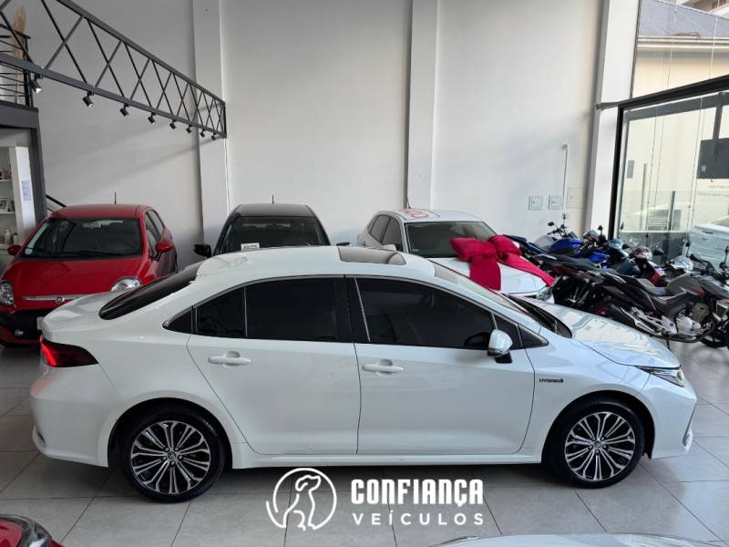 TOYOTA - COROLLA - 2020/2020 - Branca - R$ 132.900,00