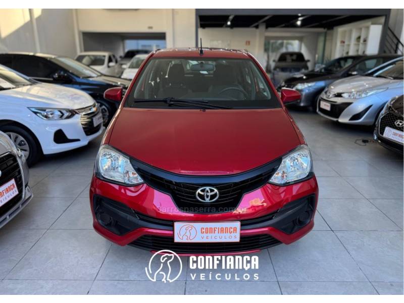 TOYOTA - ETIOS - 2017/2018 - Vermelha - R$ 61.900,00