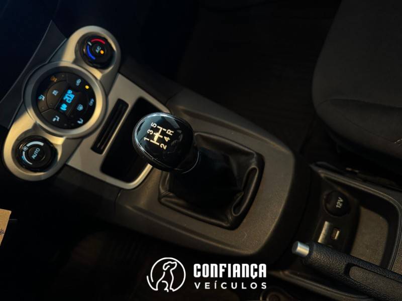 FORD - FIESTA - 2014/2015 - Branca - R$ 45.900,00