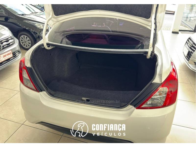 NISSAN - VERSA - 2016/2017 - Branca - R$ 61.900,00