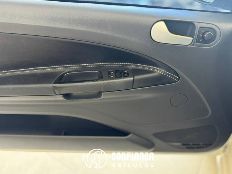 VOLKSWAGEN - SAVEIRO - 2013/2014 - Branca - R$ 46.900,00