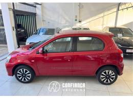 TOYOTA - ETIOS - 2017/2018 - Vermelha - R$ 61.900,00