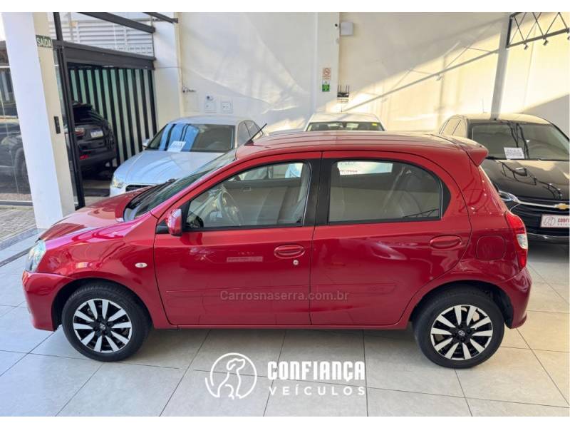 TOYOTA - ETIOS - 2017/2018 - Vermelha - R$ 61.900,00