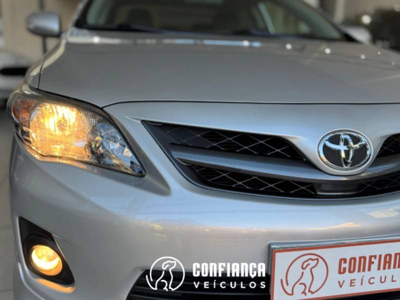 TOYOTA - COROLLA - 2013/2014 - Prata - R$ 74.900,00