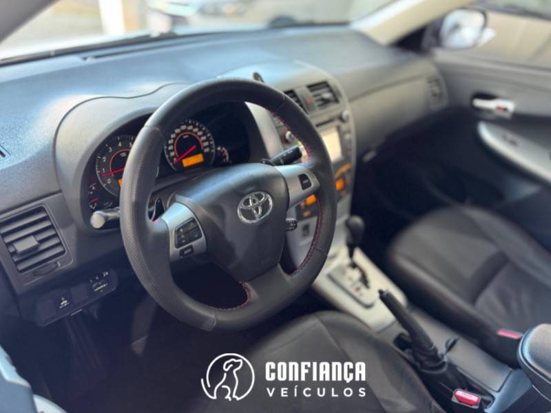 TOYOTA - COROLLA - 2013/2014 - Prata - R$ 74.900,00