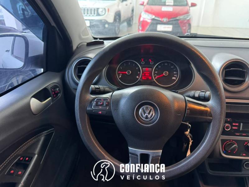 VOLKSWAGEN - SAVEIRO - 2013/2014 - Branca - R$ 46.900,00