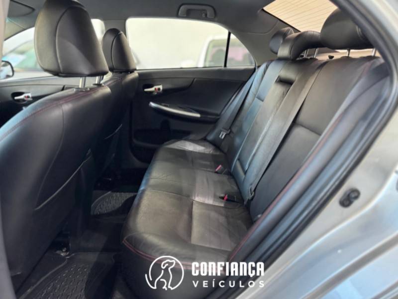 TOYOTA - COROLLA - 2013/2014 - Prata - R$ 74.900,00