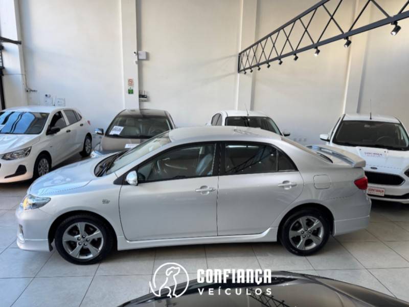 TOYOTA - COROLLA - 2013/2014 - Prata - R$ 74.900,00
