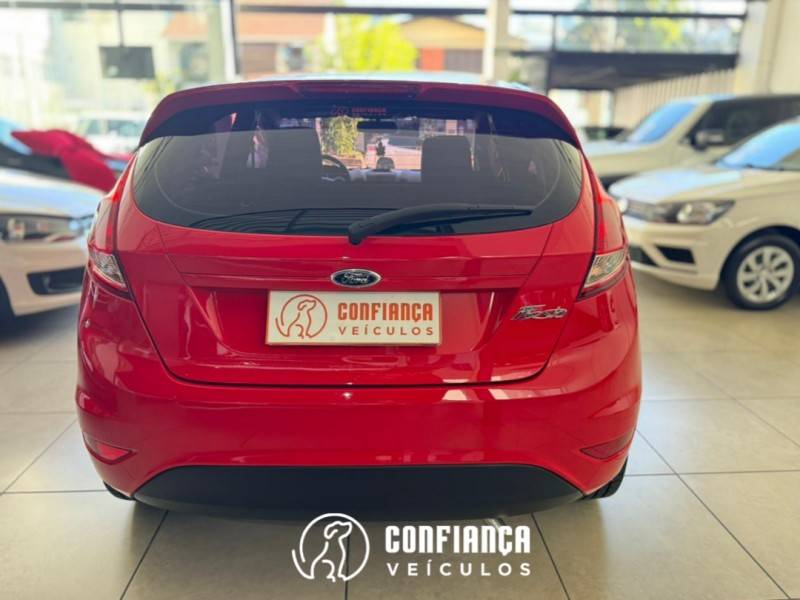FORD - FIESTA - 2014/2015 - Vermelha - R$ 46.900,00