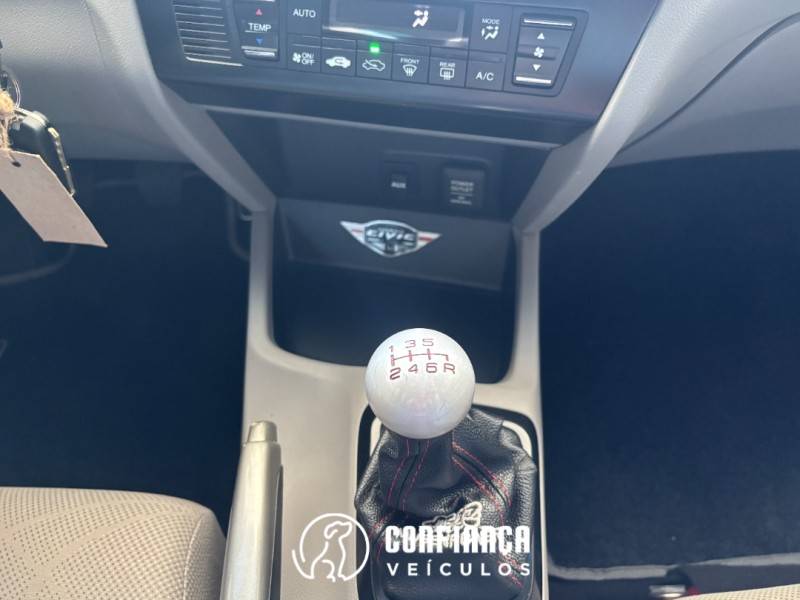 HONDA - CIVIC - 2013/2014 - Prata - R$ 68.900,00