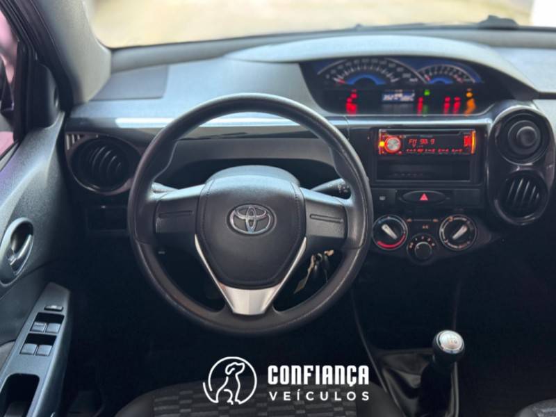 TOYOTA - ETIOS - 2015/2015 - Cinza - R$ 45.900,00