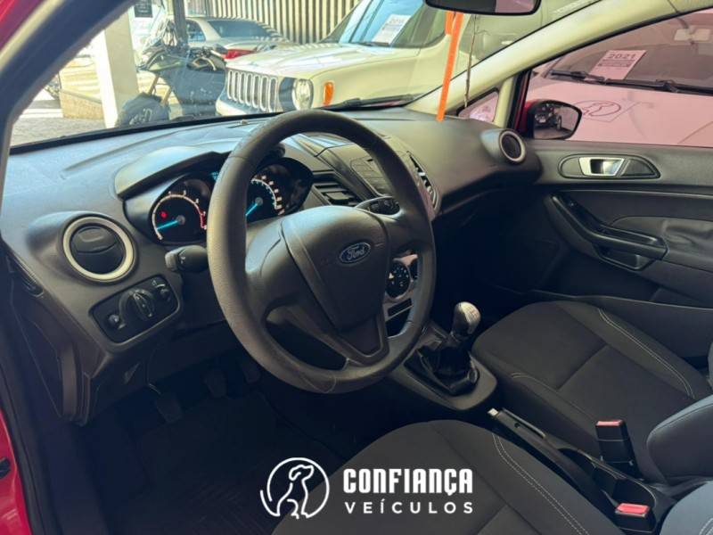 FORD - FIESTA - 2014/2015 - Vermelha - R$ 46.900,00
