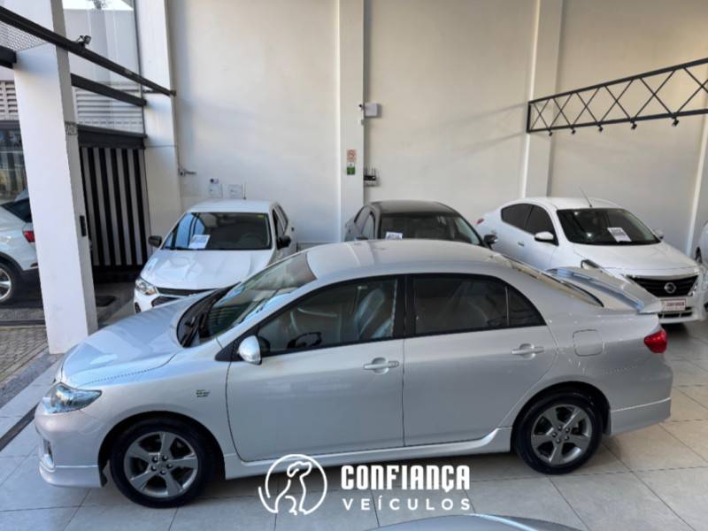TOYOTA - COROLLA - 2013/2014 - Prata - R$ 74.900,00
