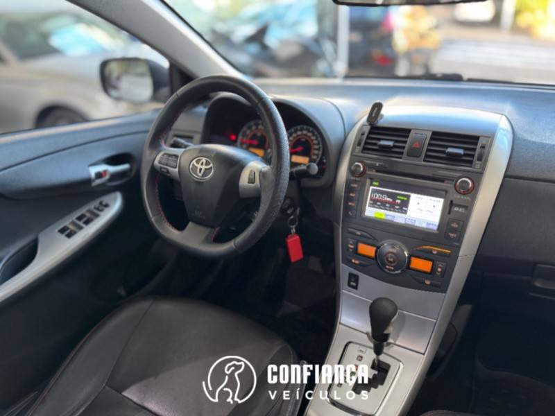 TOYOTA - COROLLA - 2013/2014 - Prata - R$ 74.900,00