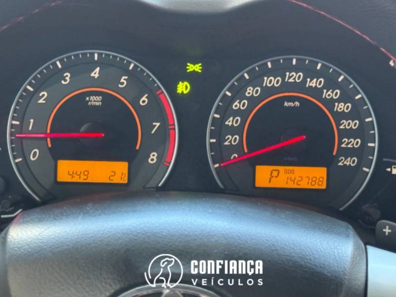 TOYOTA - COROLLA - 2013/2014 - Prata - R$ 74.900,00