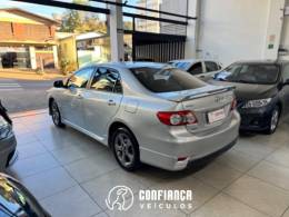 TOYOTA - COROLLA - 2013/2014 - Prata - R$ 74.900,00