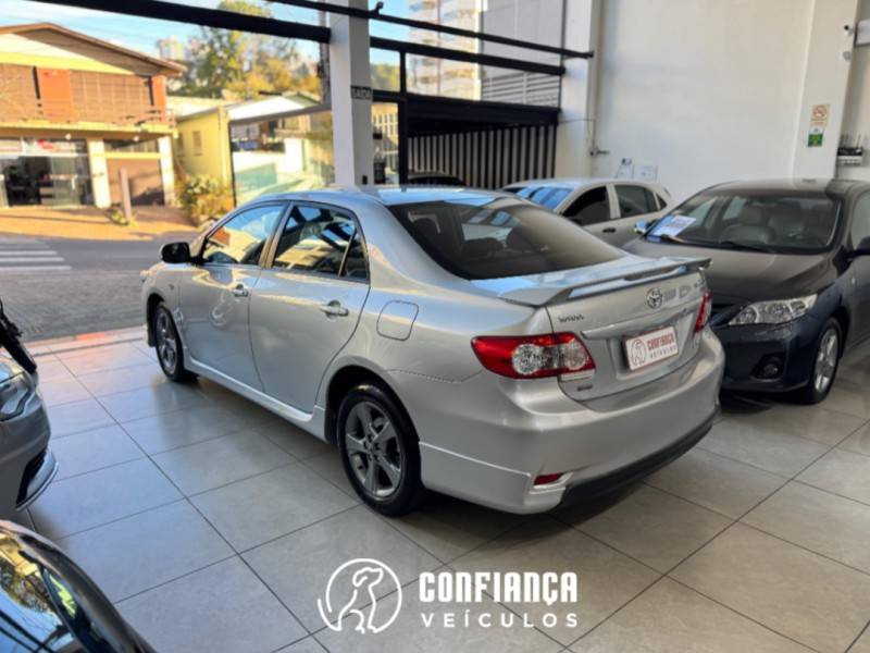 TOYOTA - COROLLA - 2013/2014 - Prata - R$ 74.900,00