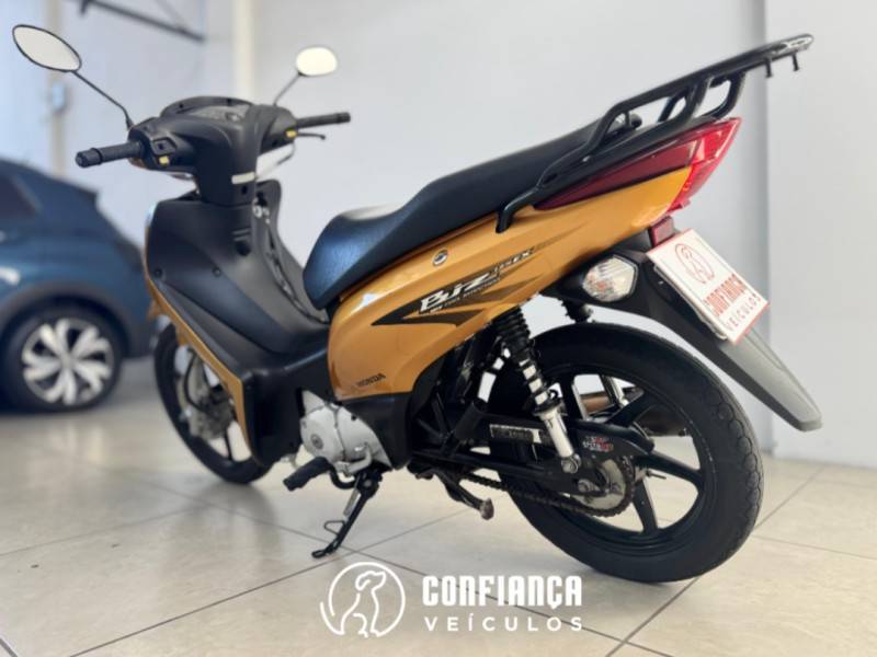 HONDA - BIZ 125 - 2011/2011 - Dourada - R$ 11.390,00