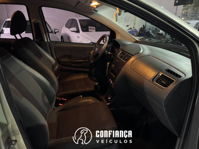 VOLKSWAGEN - FOX - 2010/2010 - Bege - R$ 37.900,00