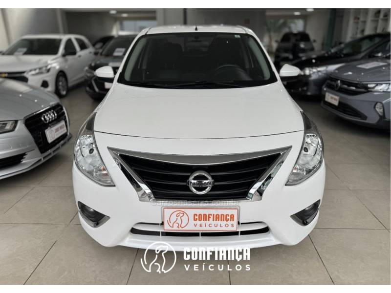 NISSAN - VERSA - 2016/2017 - Branca - R$ 61.900,00